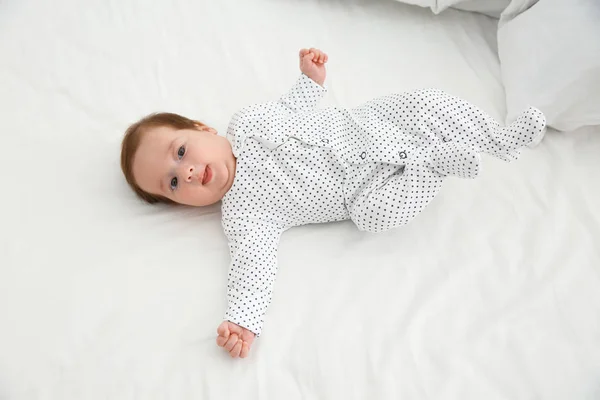 可爱的婴儿在可爱的美食家在白色的床单上 上面的看法 — 图库照片