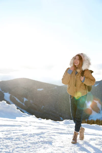 Šťastná Mladá Žena Batohem Trávit Zimní Dovolenou Horách Prostor Pro — Stock fotografie