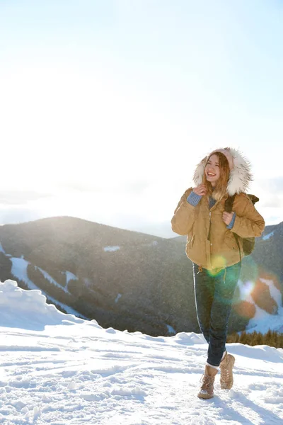 Mujer Joven Feliz Con Mochila Pasar Las Vacaciones Invierno Las — Foto de Stock