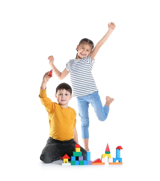 Słodkie Dzieci Bawić Się Klockami Kolorowy Białym Tle — Zdjęcie stockowe