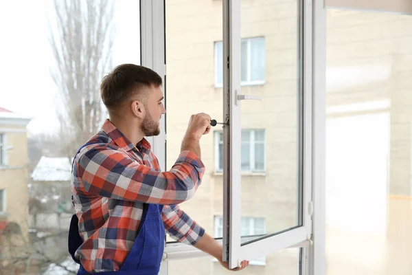 Bauarbeiter Justiert Eingebautes Fenster Mit Schraubenzieher — Stockfoto
