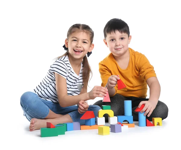 Leuke Kinderen Spelen Met Kleurrijke Blokken Witte Achtergrond — Stockfoto