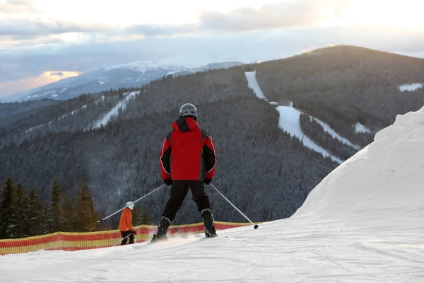Homme Skiant Sur Une Colline Enneigée Montagne Vacances Hiver — Photo