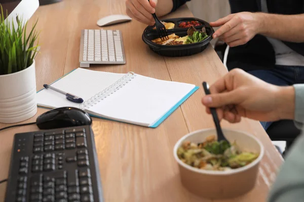 Ofis çalışanları işyerinde, closeup öğle yemeği. Food teslim