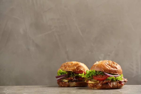 Deliciosos Hambúrgueres Com Bacon Mesa Contra Fundo Cinza Espaço Para — Fotografia de Stock