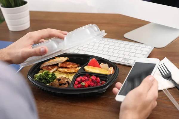 Empleado Oficina Con Smartphone Almorzando Lugar Trabajo Primer Plano Entrega — Foto de Stock