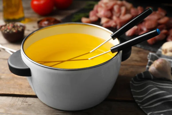 Panela Com Óleo Quente Para Fondue Carne Mesa — Fotografia de Stock