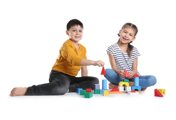 Leuke Kinderen Spelen Met Kleurrijke Blokken Witte Achtergrond — Stockfoto