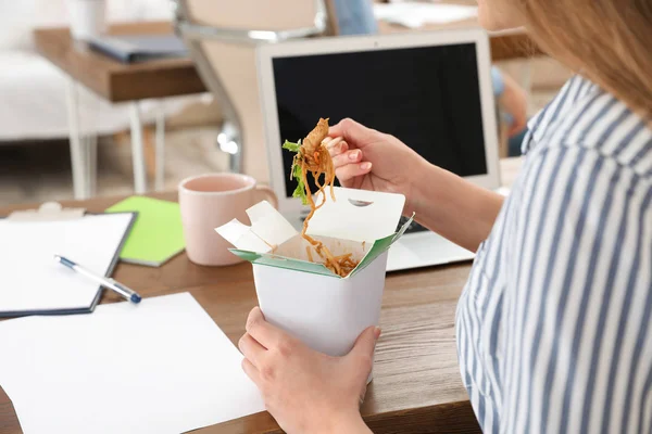 Empleado Oficina Almorzando Fideos Lugar Trabajo Primer Plano Entrega Alimentos —  Fotos de Stock