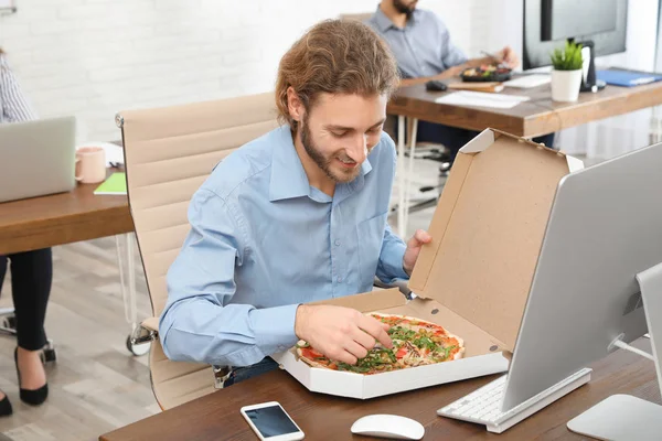 Empleado Oficina Comiendo Pizza Lugar Trabajo Entrega Alimentos — Foto de Stock