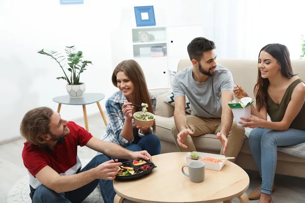 Jovens Almoçando Juntos Sala Estar Entrega Alimentos — Fotografia de Stock