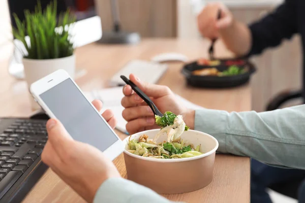 Funcionário Escritório Com Smartphone Almoçando Local Trabalho Close Entrega Alimentos — Fotografia de Stock