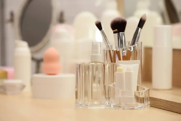 Penyelenggara Dengan Produk Kosmetik Dan Aksesoris Makeup Pada Meja Ganti — Stok Foto