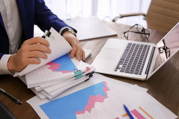 Empresario Trabajando Con Documentos Mesa Oficina Primer Plano — Foto de Stock