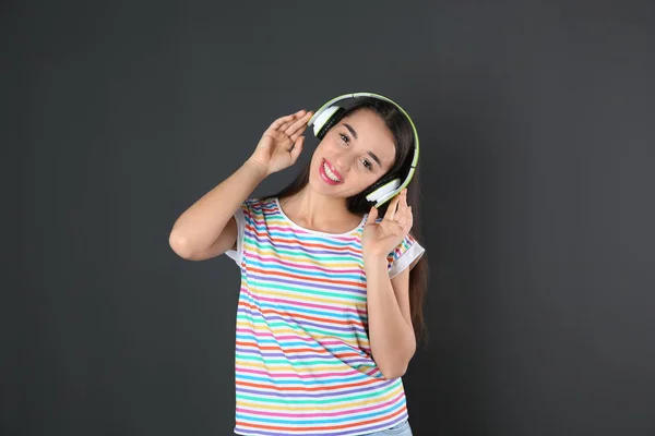 Mooie Jonge Vrouw Luisteren Naar Muziek Met Koptelefoon Zwarte Achtergrond — Stockfoto