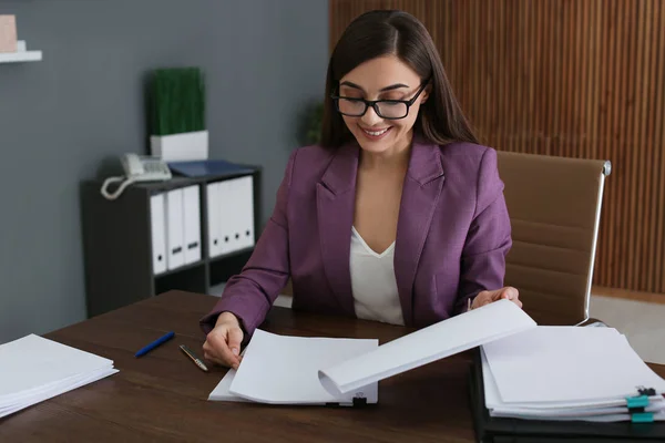 Vacker Affärskvinna Arbeta Med Dokument Tabell Office — Stockfoto