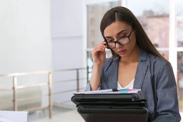 Office でドキュメントを使用する若い女性 テキストのためのスペース — ストック写真