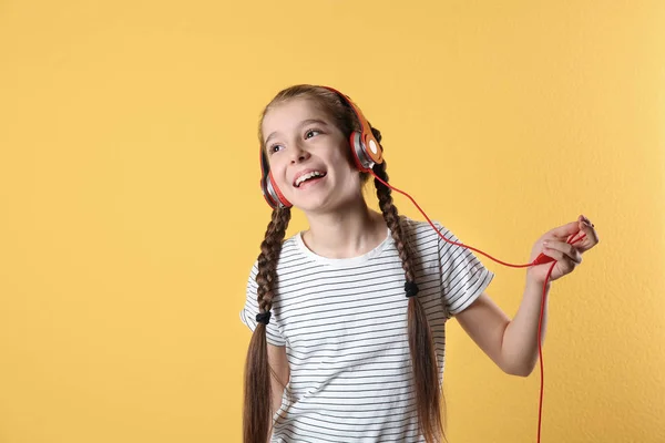 Niedliches Kleines Mädchen Hört Musik Mit Kopfhörern Auf Farbigem Hintergrund — Stockfoto