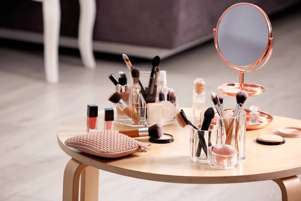 Make Accessoires Und Kosmetikprodukte Auf Dem Tisch Vor Verschwommenem Hintergrund — Stockfoto