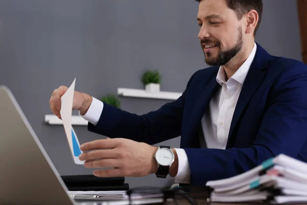 Empresário Trabalhando Com Laptop Documentos Mesa Escritório — Fotografia de Stock