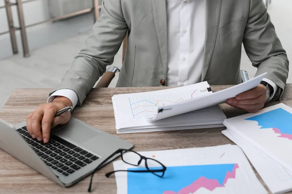 Empresario Trabajando Con Documentos Mesa Oficina Primer Plano — Foto de Stock