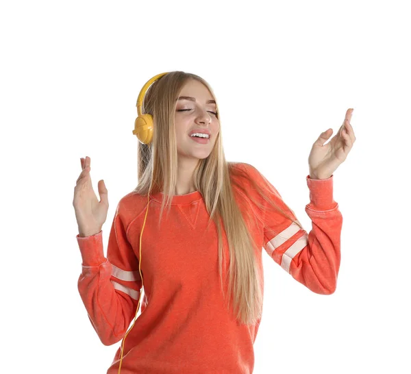 Красивая Молодая Женщина Слушает Музыку Наушниками Цветном Фоне — стоковое фото