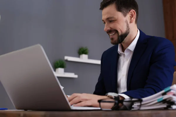 Geschäftsmann Arbeitet Büro Mit Laptop Und Dokumenten Tisch — Stockfoto