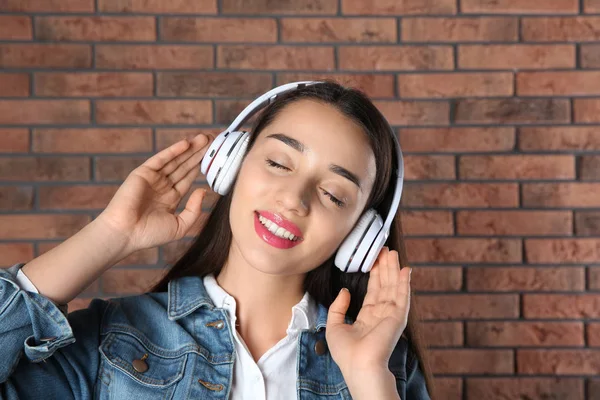 Belle Jeune Femme Écoutant Musique Avec Des Écouteurs Contre Mur — Photo