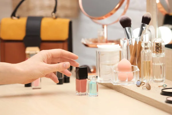 Kobieta Osiągając Dla Produktów Kosmetycznych Toaletkę Zbliżenie Profesjonalny Makijaż — Zdjęcie stockowe