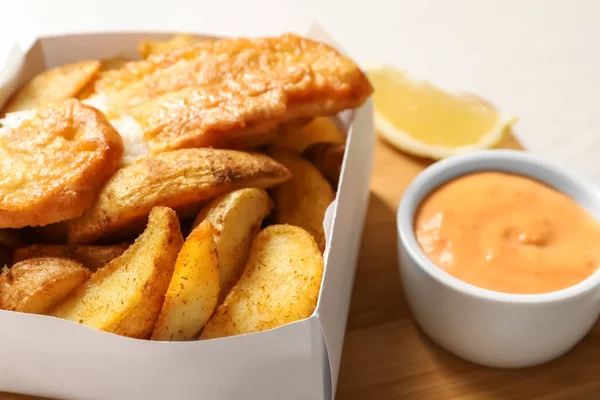 Engångs Behållare Med Brittiska Traditionella Fisk Och Potatis Chips Träskiva — Stockfoto