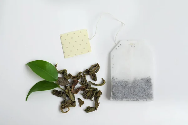 Tea Bag Szárított Levelek Fehér Háttér Felülnézet — Stock Fotó