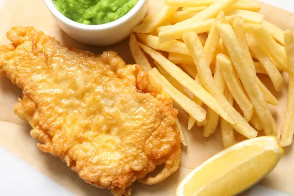 Brittiska Traditionella Fisk Och Potatis Chips Bordet Närbild — Stockfoto