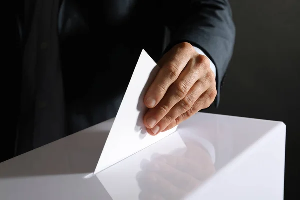 Homem Colocando Seu Voto Urna Fundo Preto Close — Fotografia de Stock