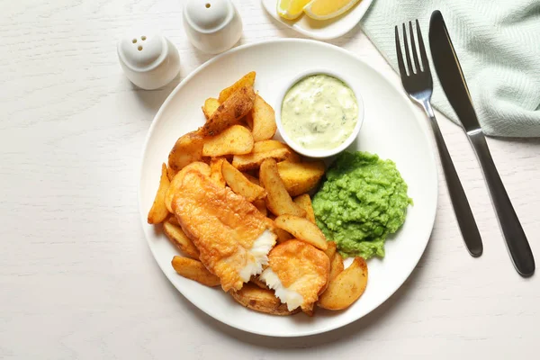 Britisch Traditionelle Fisch Und Kartoffelchips Auf Hölzernem Hintergrund Flache Lage — Stockfoto