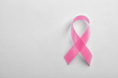 Pembe kurdele beyaz arka plan, metin için yer ile üstten görünüm üzerinde. Meme kanseri bilinçlendirme kavramı