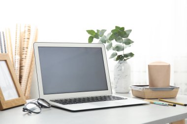 Rahat blogger işyeri dizüstü bilgisayar vasıl ev ile