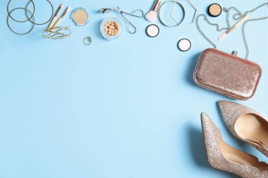 Şık ayakkabılar, kozmetik, aksesuarları ve renk arka plan üzerinde metin için yer düz yatıyordu kompozisyonu. Moda ve güzellik blogger