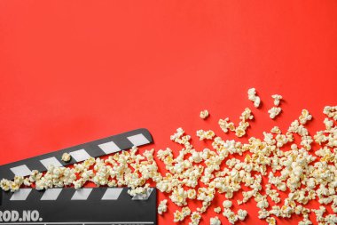 Patlamış mısır ve Klaket renk arka plan, metin için yer ile üstten görünüm üzerinde. Sinema snack