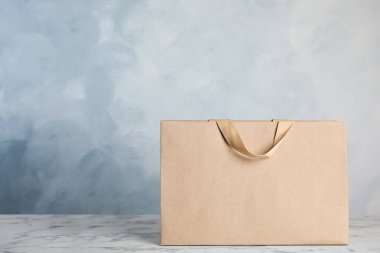 Kağıt alışveriş çantası renk arka plan karşı masada. Tasarım için alay