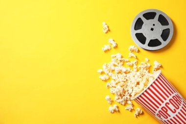 Patlamış mısır, reel ve renk arka plan üzerinde metin için yer düz yatıyordu kompozisyonu. Sinema snack