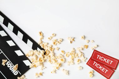 Klaket, patlamış mısır ve beyaz, en iyi görünüm izole biletleri. Sinema snack