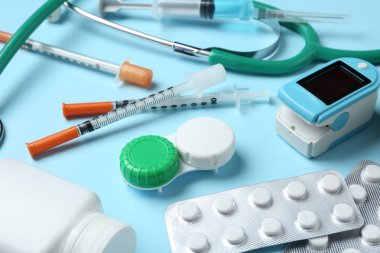 Dijital pulsimeter ve renkli arka plan üzerinde farklı tıbbi nesneleri