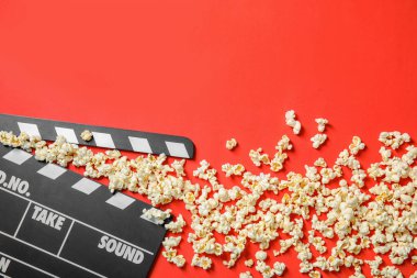 Patlamış mısır ve Klaket renk arka plan, metin için yer ile üstten görünüm üzerinde. Sinema snack