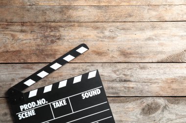 Klaket ahşap arka plan, metin için yer ile üstten görünüm üzerinde. Sinema üretim