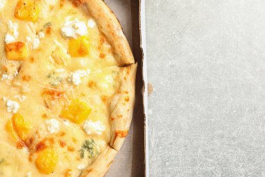 Sıcak peynir pizza Margherita gri tablo, üstten görünüm ile karton kutu. Metin için yer