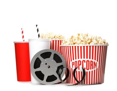 Patlamış mısır, içecekler ve üzerinde beyaz izole reel. Sinema snack
