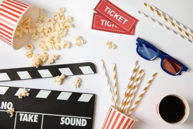 Clapper, patlamış mısır ve beyaz arka plan üzerinde bilet ile düz yatıyordu kompozisyon. Sinema snack
