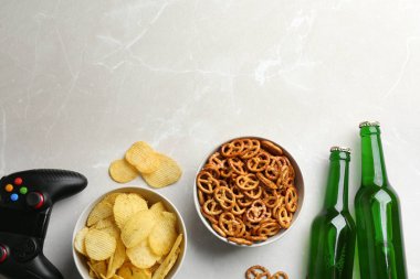 Video oyun denetleyicisi, aperatifler ve gri arka plan üzerinde metin için yer düz yatıyordu kompozisyonu