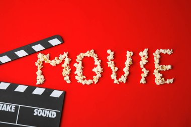 Klaket ve word film renk arka plan, üstten görünüm üzerinde patlamış mısır ile yaptı. Sinema üretim