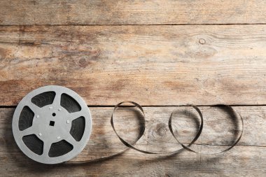 Ahşap arka plan, metin için yer ile üstten görünüm üzerinde film reel. Sinema üretim